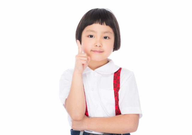 人差し指を指す女の子
