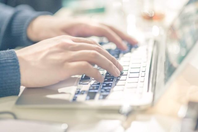 パソコンを打つ両手