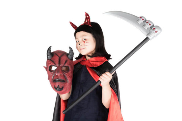 鬼の仮装をする女の子