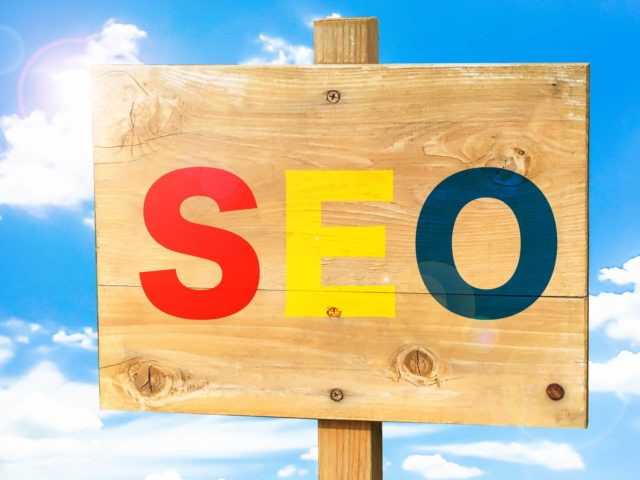 木の看板にSEOの文字